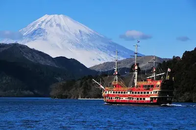 富士山を背景にした海上の観光船