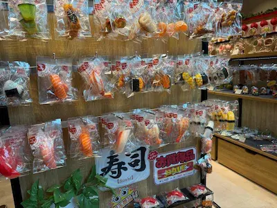 寿司のサンプルが陳列された壁面。さまざまな種類の寿司がパッキングされている。